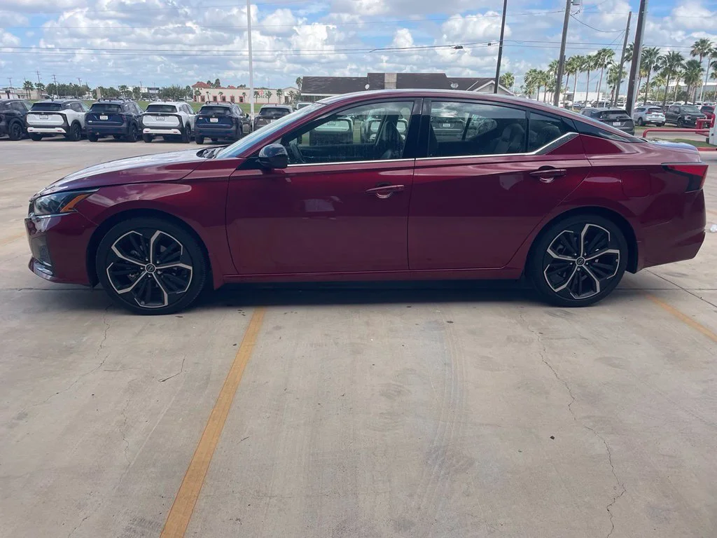 Used 2024 Red Nissan 2.5 SR image 2
