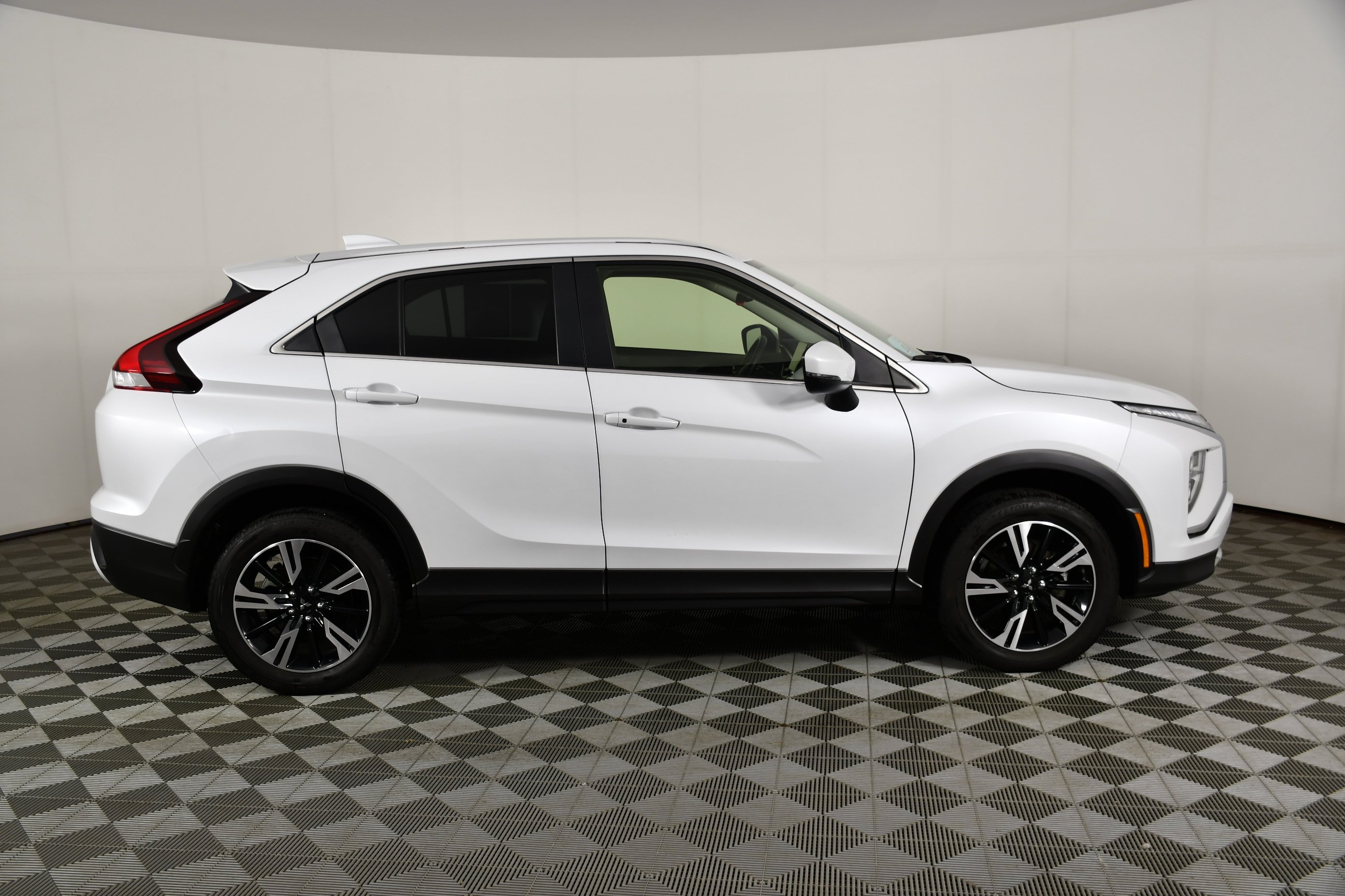 Used 2023 White Diamond Mitsubishi SE image 5