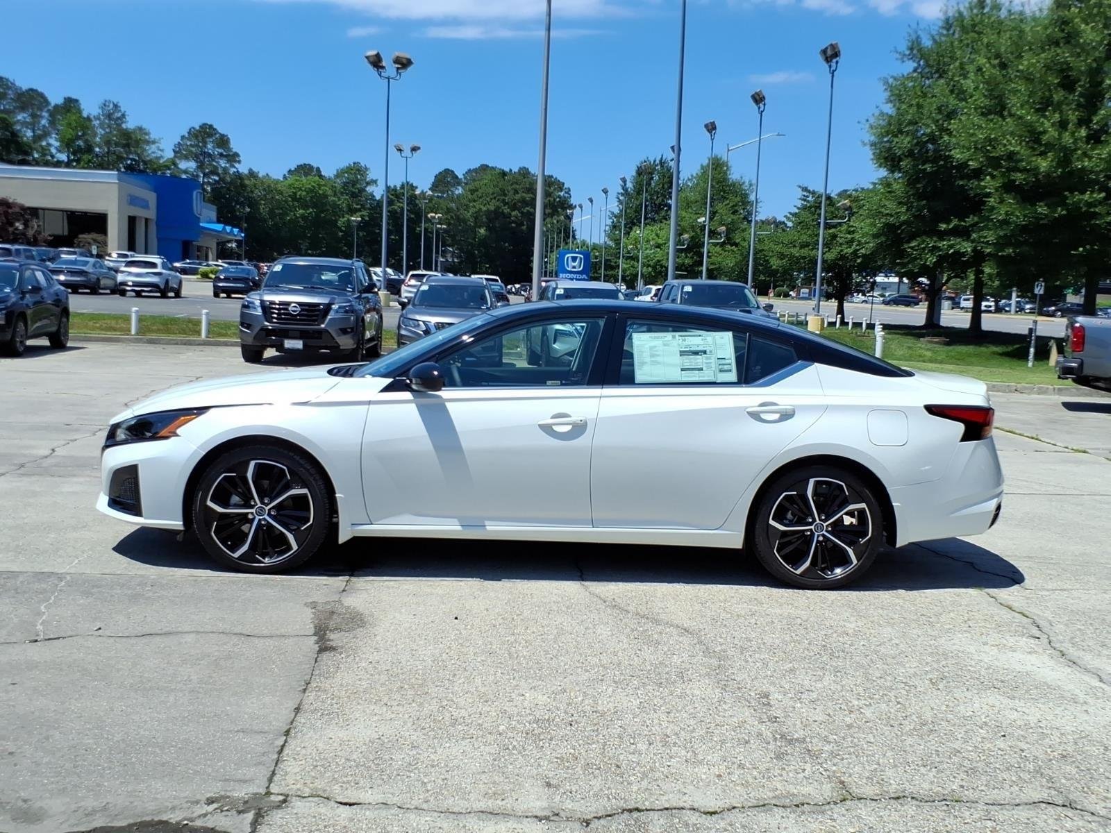 New 2026 Pearl White TriCoat / Super Black Two-tone Nissan SR image 3