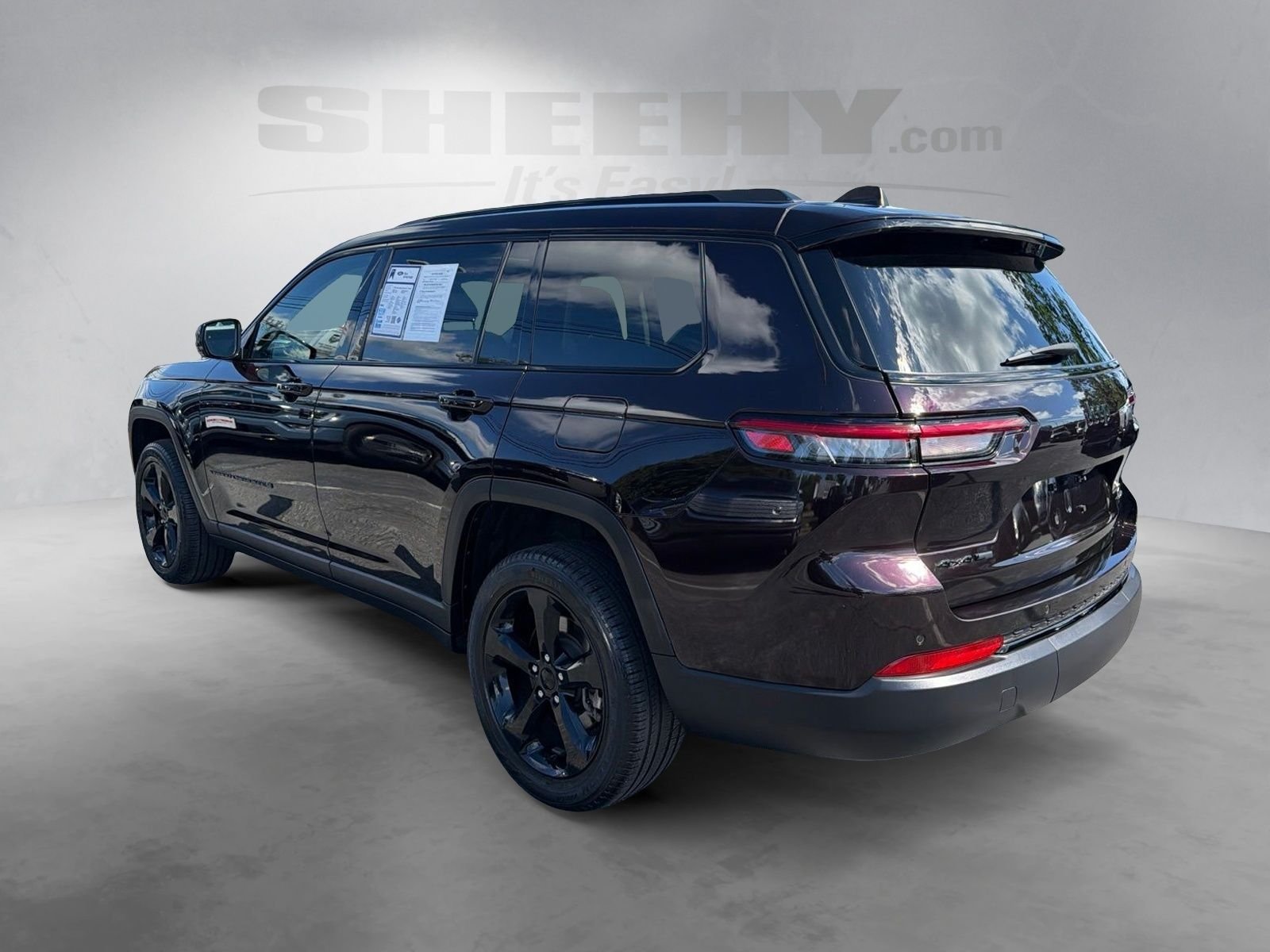 Used 2023  Jeep Limited image 15