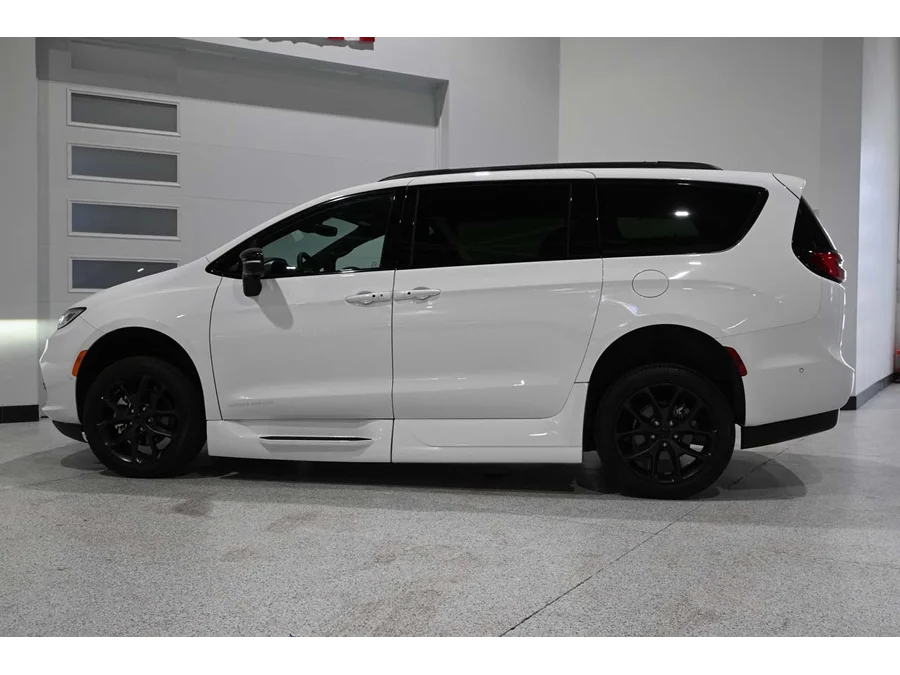 2024 Chrysler Pacifica Touring L - Photo 9