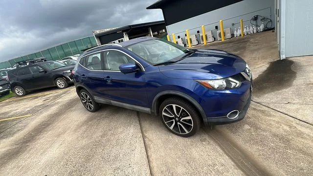 Used 2017 Blue Nissan SL image 7