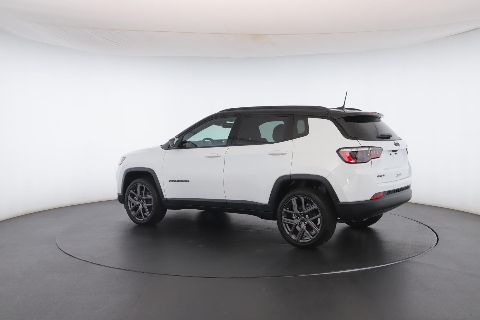 New 2026 Bright White Clear-Coat Exterior Paint Jeep Limited Altitude 4x4 image 21