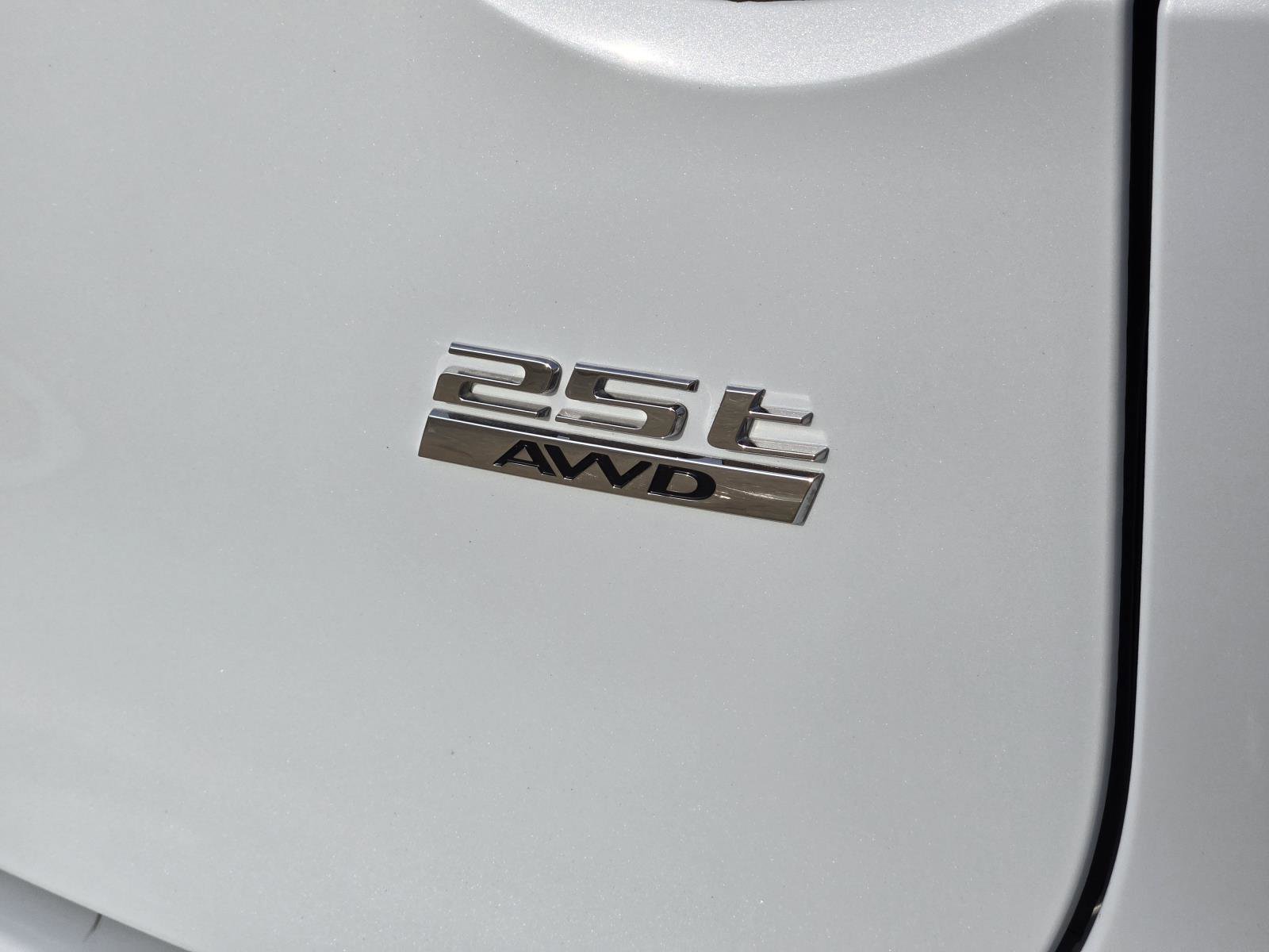 Used 2020 Fuji White Jaguar 25t R-Sport image 9