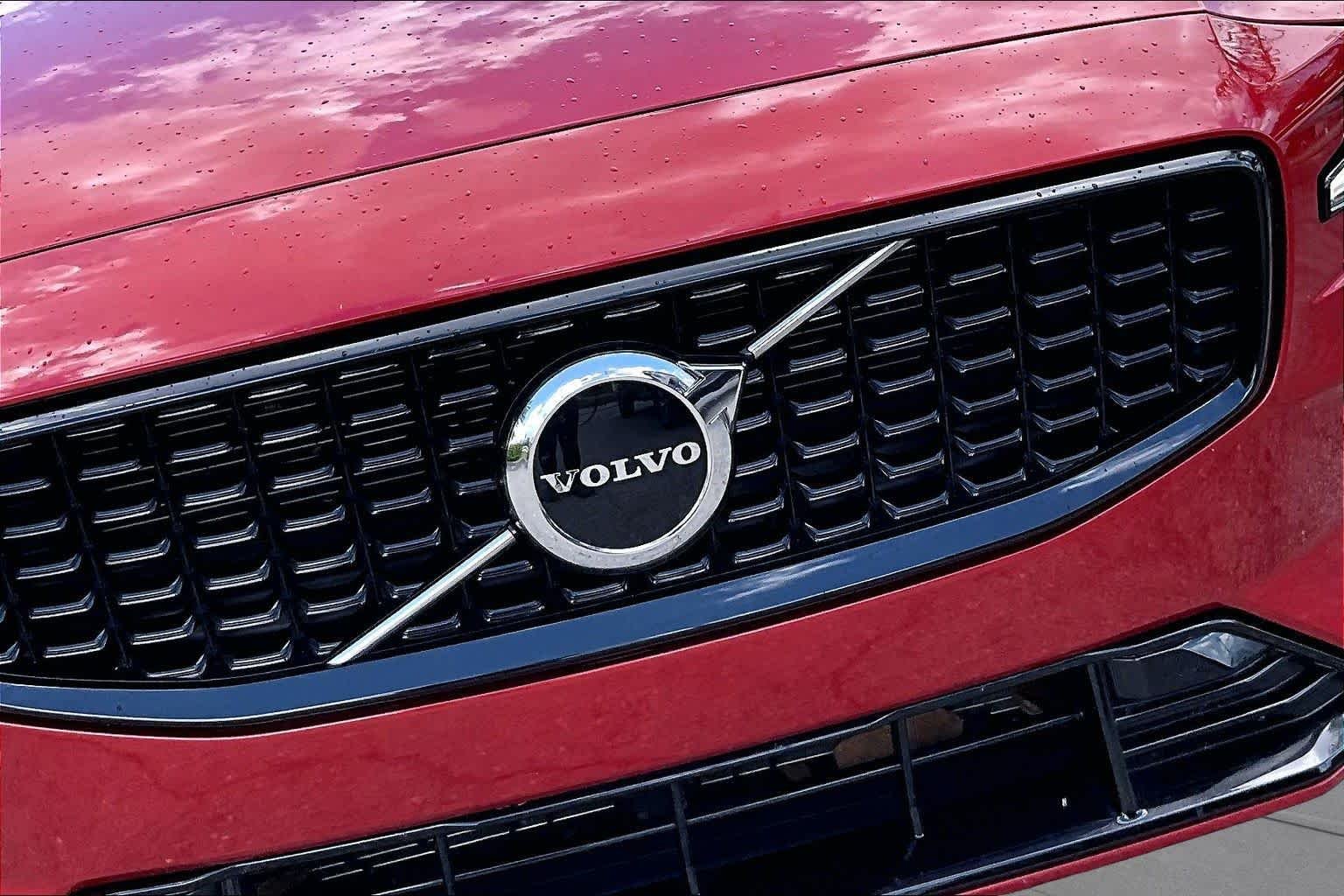 Used 2023  Volvo Core Dark Theme image 30