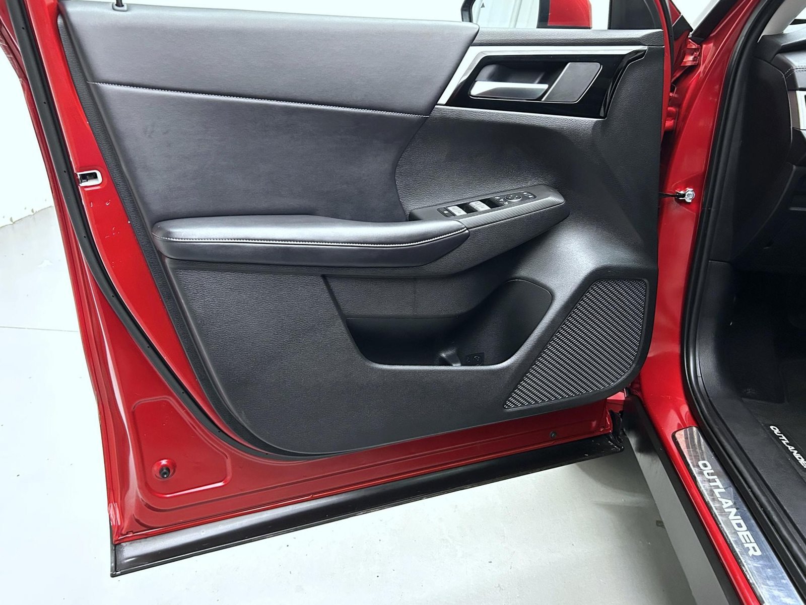 Used 2023 Red Mitsubishi SE image 9