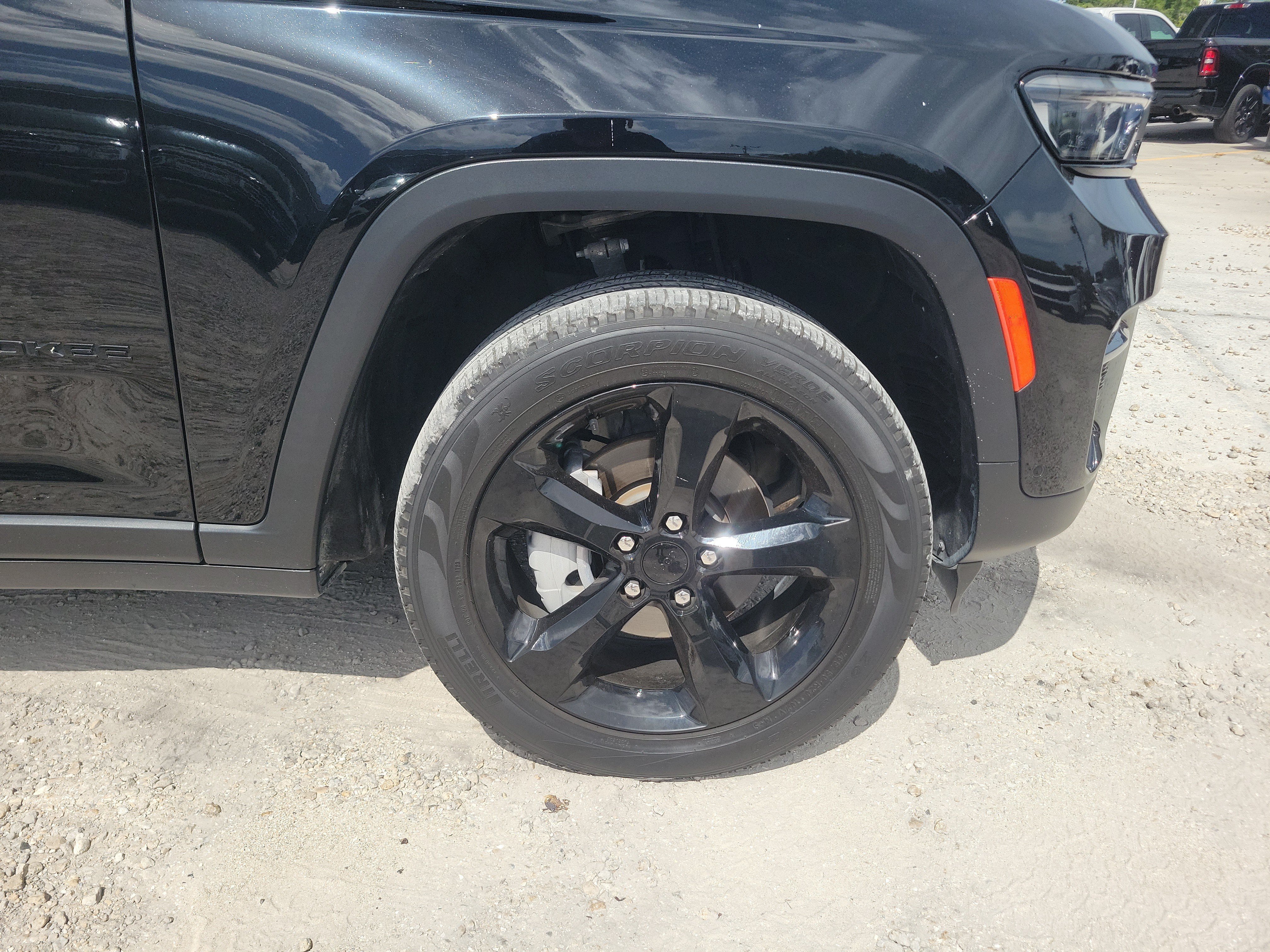 Used 2024 Diamond Black Crystal Pearlcoat Jeep Limited image 8