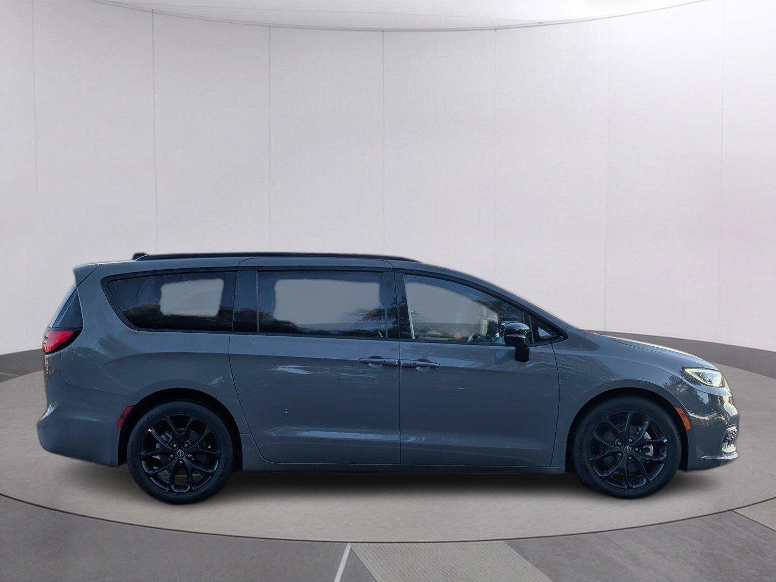 Used 2025 Ceramic Gray Clearcoat Chrysler Limited image 7
