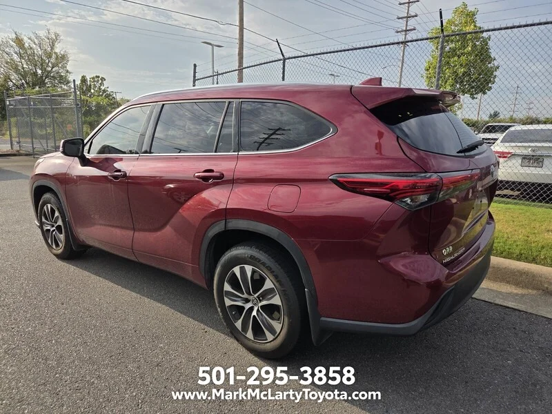 Used 2020 Pearl TOYOTA XLE image 5