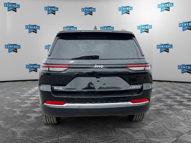 New 2026 Diamond Black Crystal Pearl-Coat Exterior Paint Jeep Limited image 4