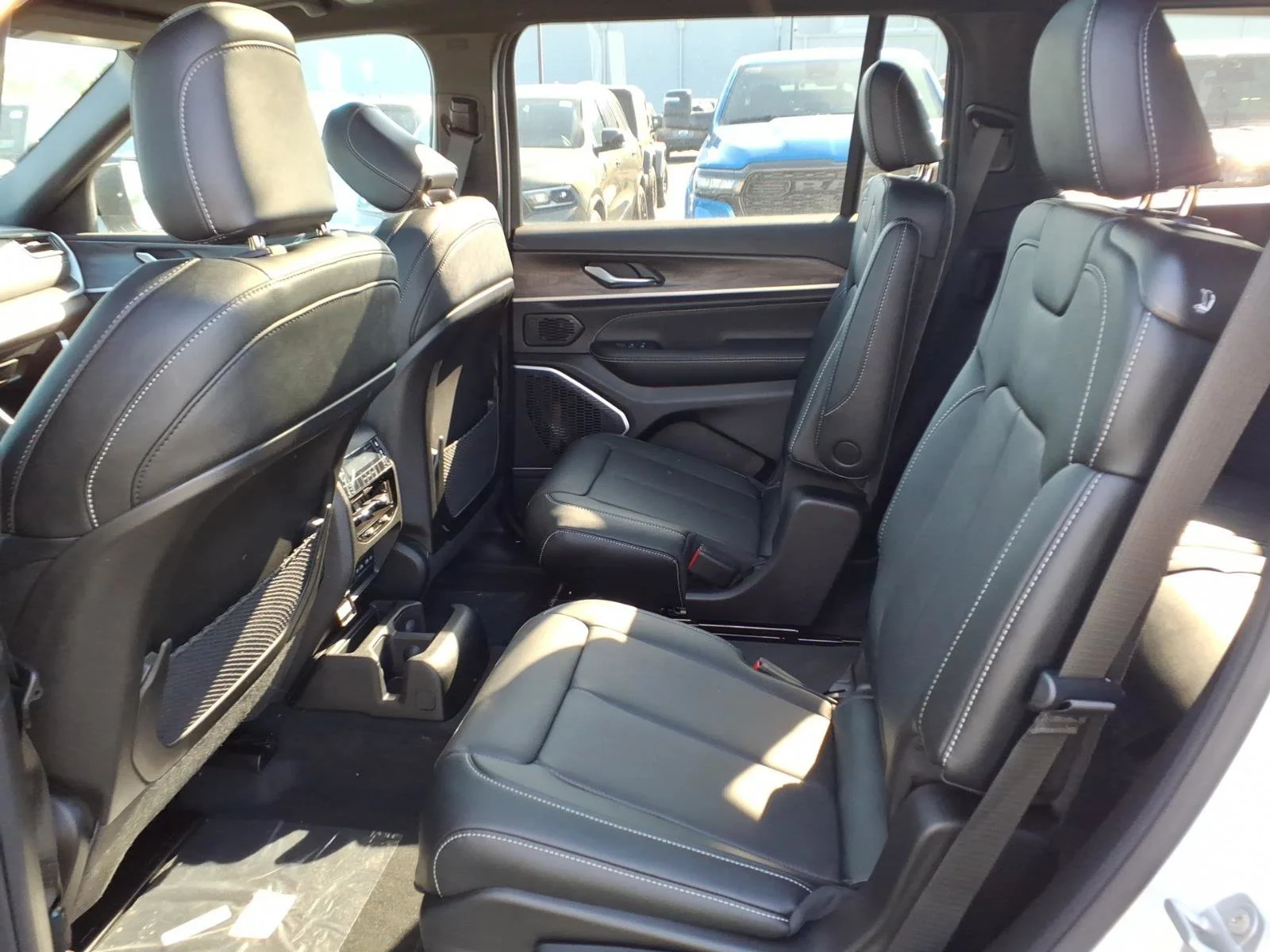 New 2026 Bright White Clear-Coat Exterior Paint Jeep Limited image 14