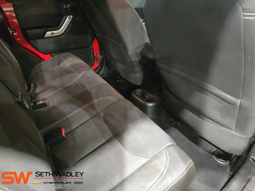 Used 2015 Red Jeep Sahara image 11