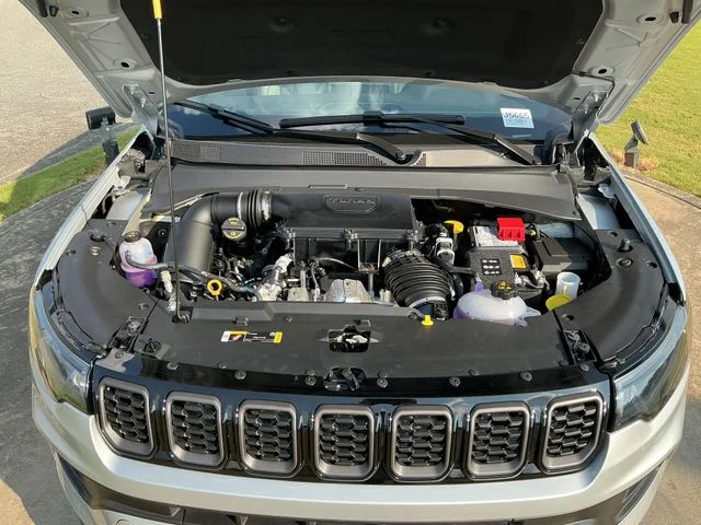 New 2026 Silver Zynith Metallic Clear-Coat Exterior Paint Jeep Latitude image 30