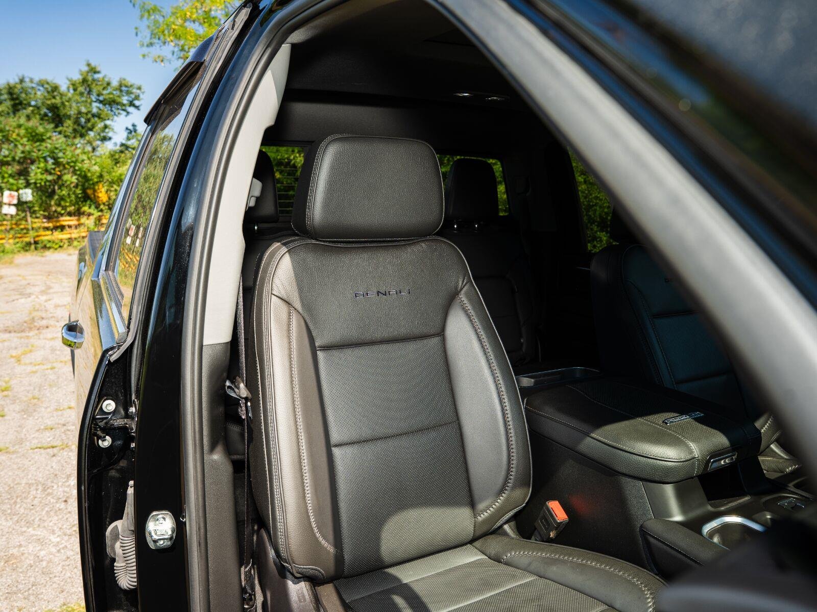 Used 2025 Onyx Black GMC Denali image 39