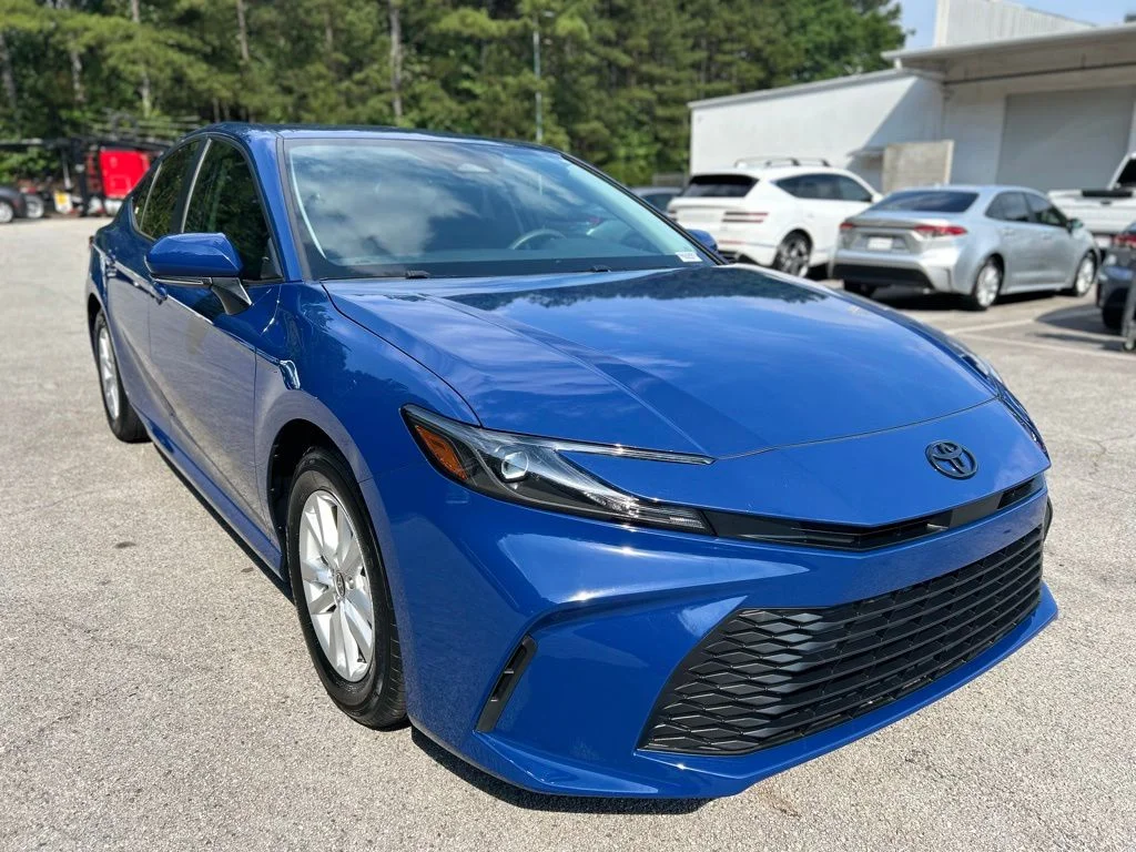 2025 Toyota Camry LE Hybrid's photo