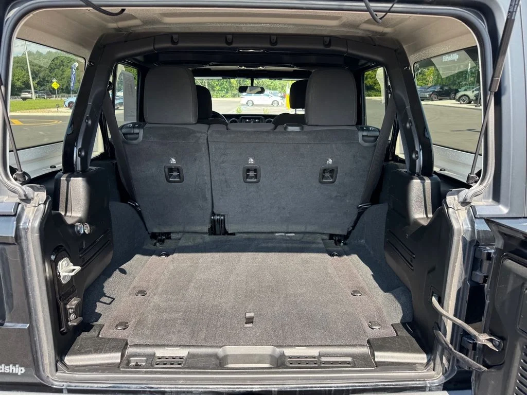 Used 2023 Black Jeep Sport S image 21
