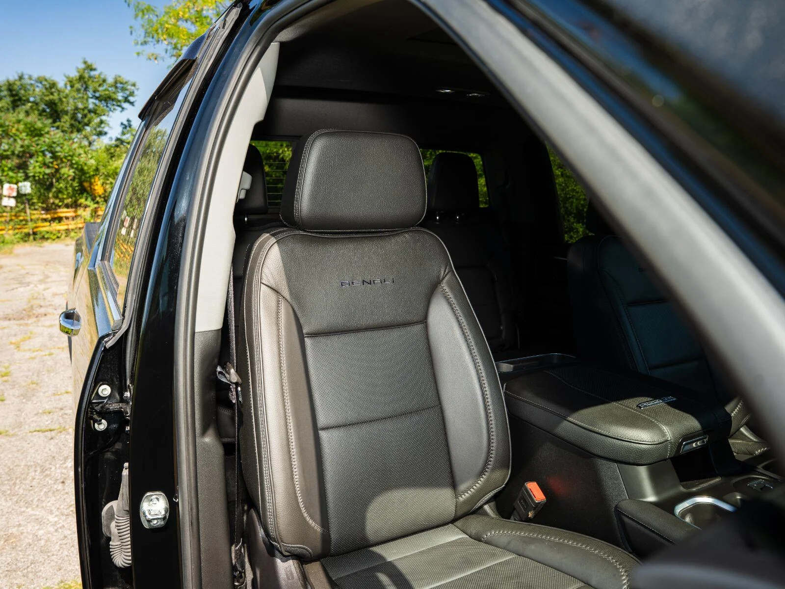 Used 2025 Onyx Black GMC Denali image 39