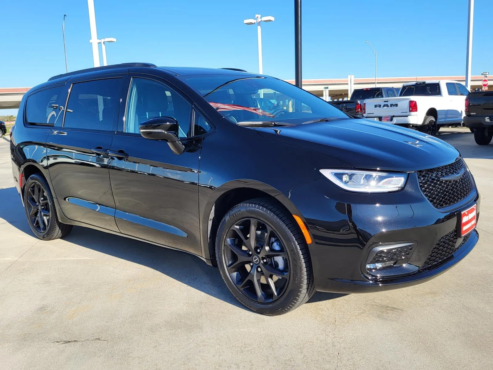 New 2026 Diamond Black Crystal Pearl-Coat Exterior Paint Chrysler Limited image 7