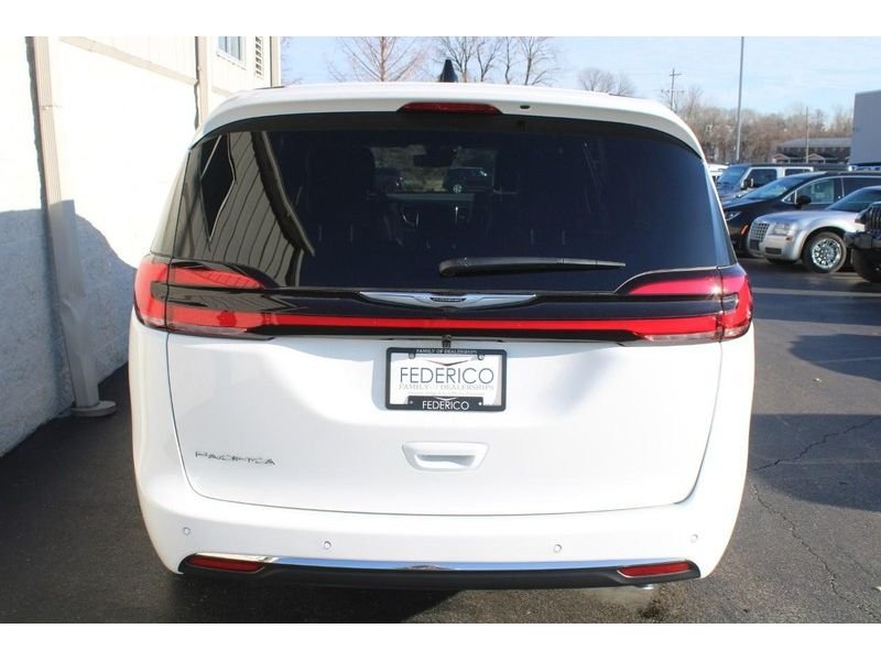 New 2026 Bright White Clear-Coat Exterior Paint Chrysler Select image 4