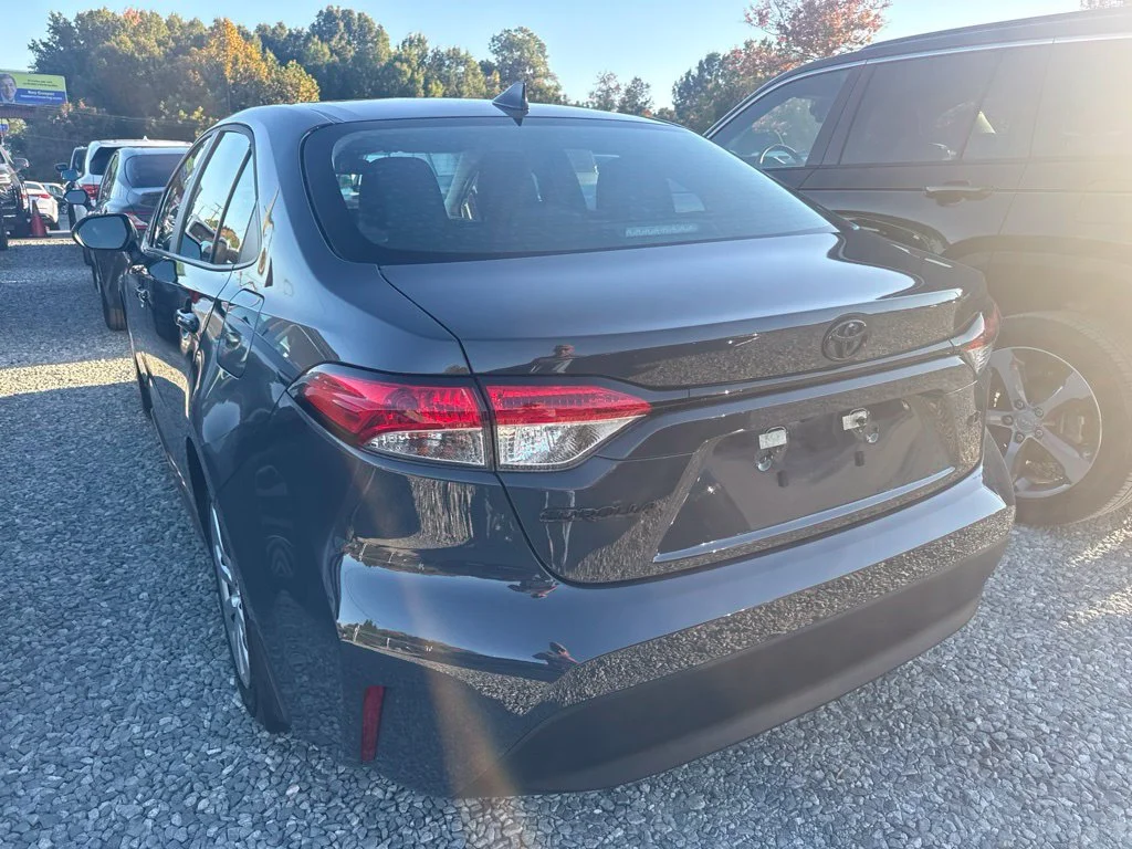 Used 2027  Toyota LE image 4