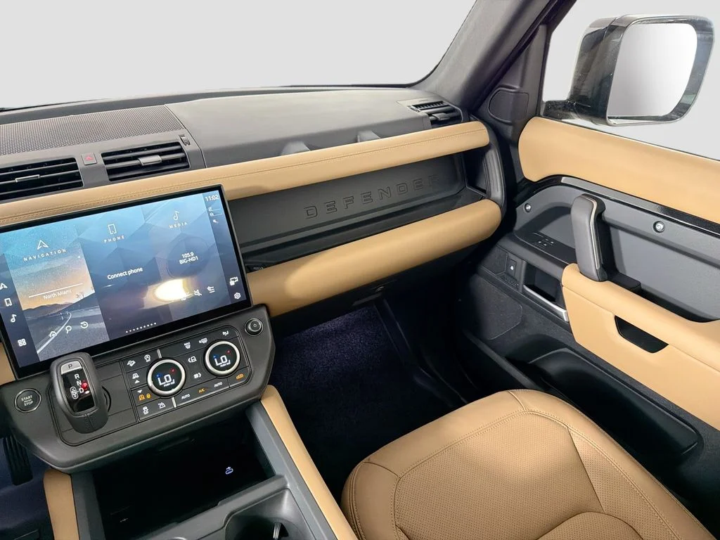 New 2026 Santorini Black Metallic Land Rover X-Dynamic SE image 25