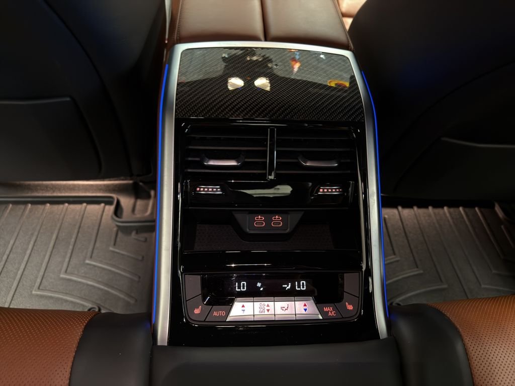 2025 BMW 8 Series M850i - Photo 22