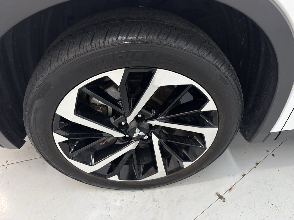Used 2024 White Mitsubishi SE image 33