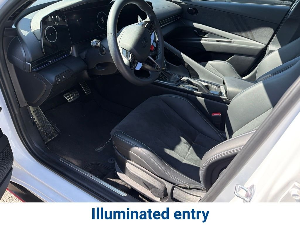 Used 2025 White Hyundai Base image 13