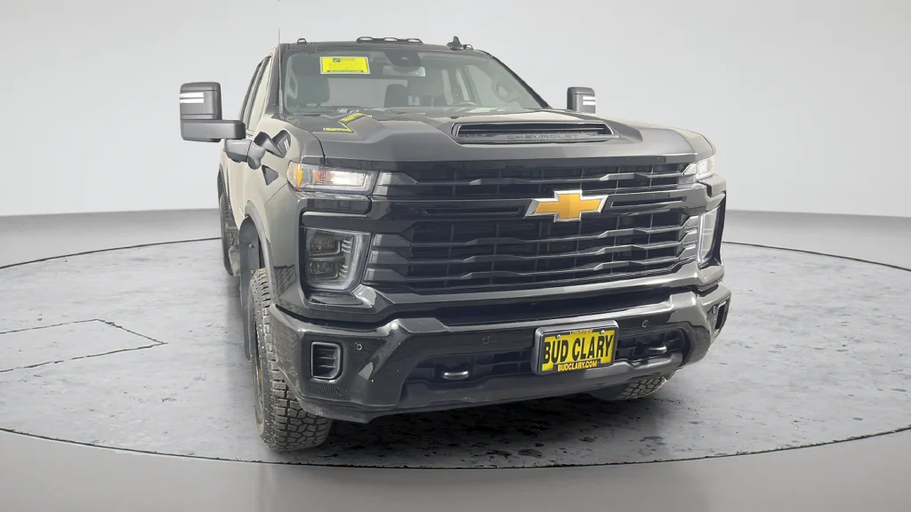 Used 2025 Black Chevrolet Custom image 4