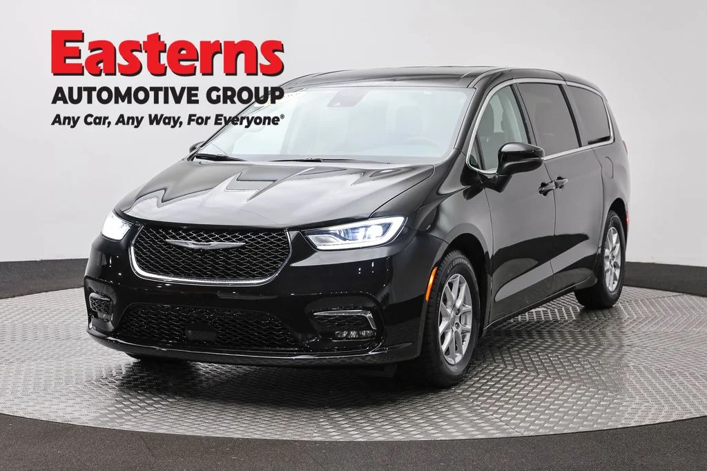 Used 2023 Black Chrysler Touring L image 1