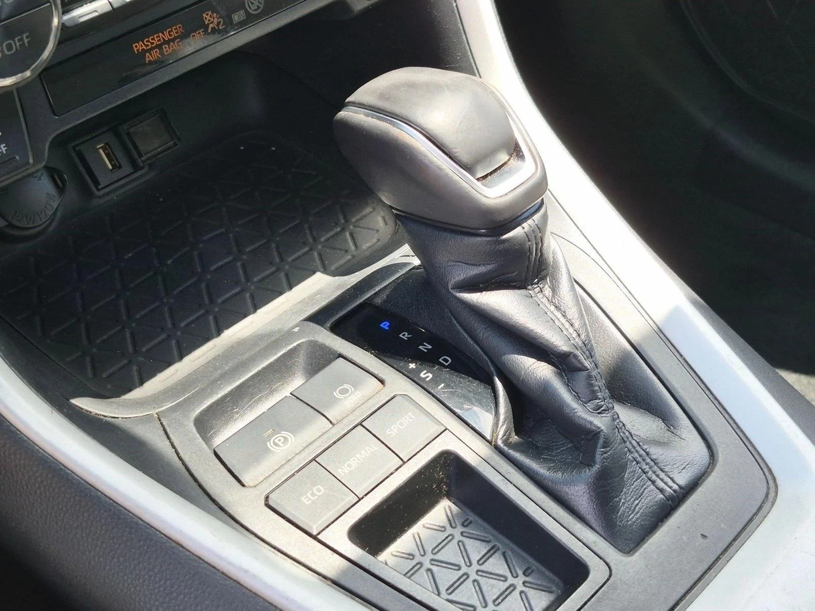 Used 2020 Silver Sky Metallic Toyota XLE Premium image 11