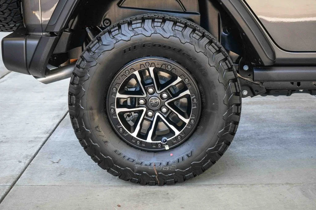 New 2026 Granite Crystal Metallic Clear-Coat Exterior Paint Jeep Willys image 11