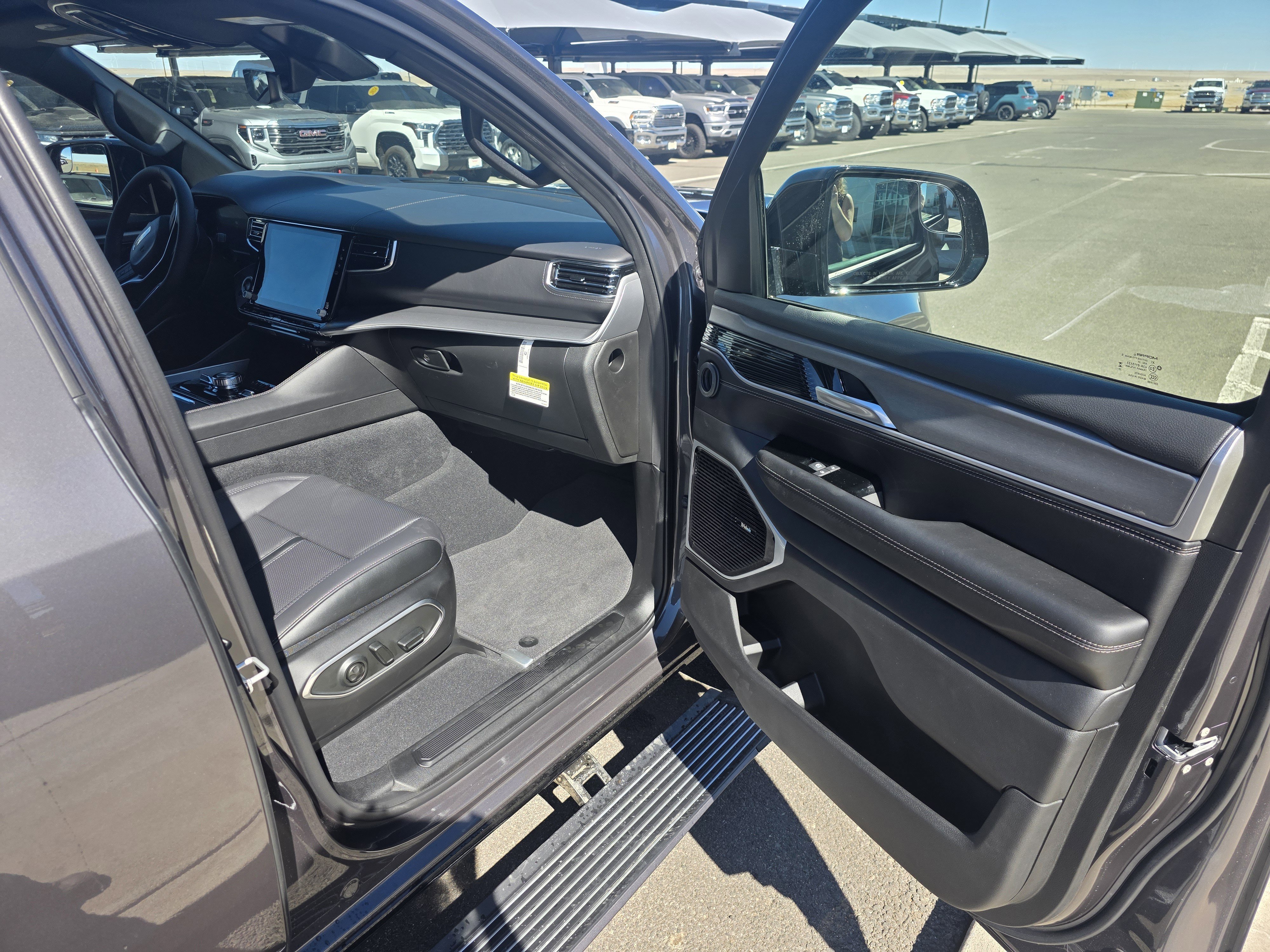 New 2026 Baltic-Gray Metallic Clear-Coat Exterior Paint Jeep Limited Reserve image 22