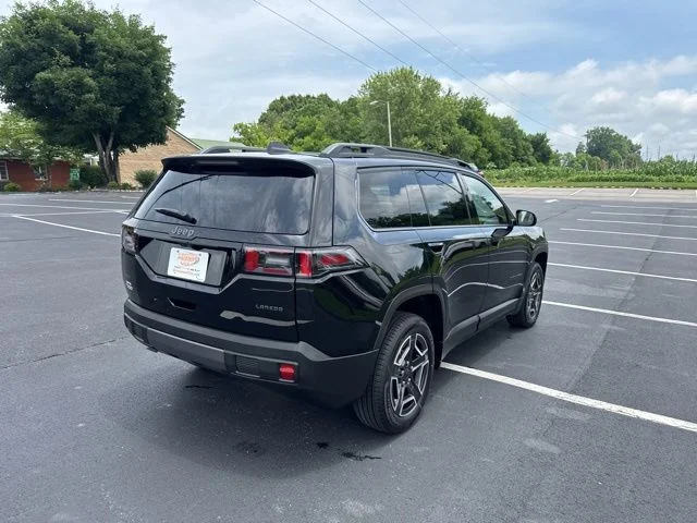 New 2026 Diamond Black Crystal Pearl-Coat Exterior Paint Jeep Laredo image 7
