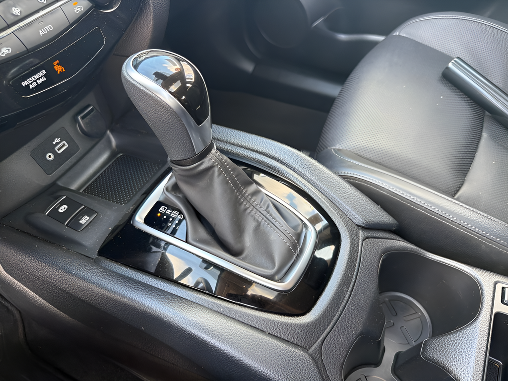 Used 2022 Silver Nissan SL image 39