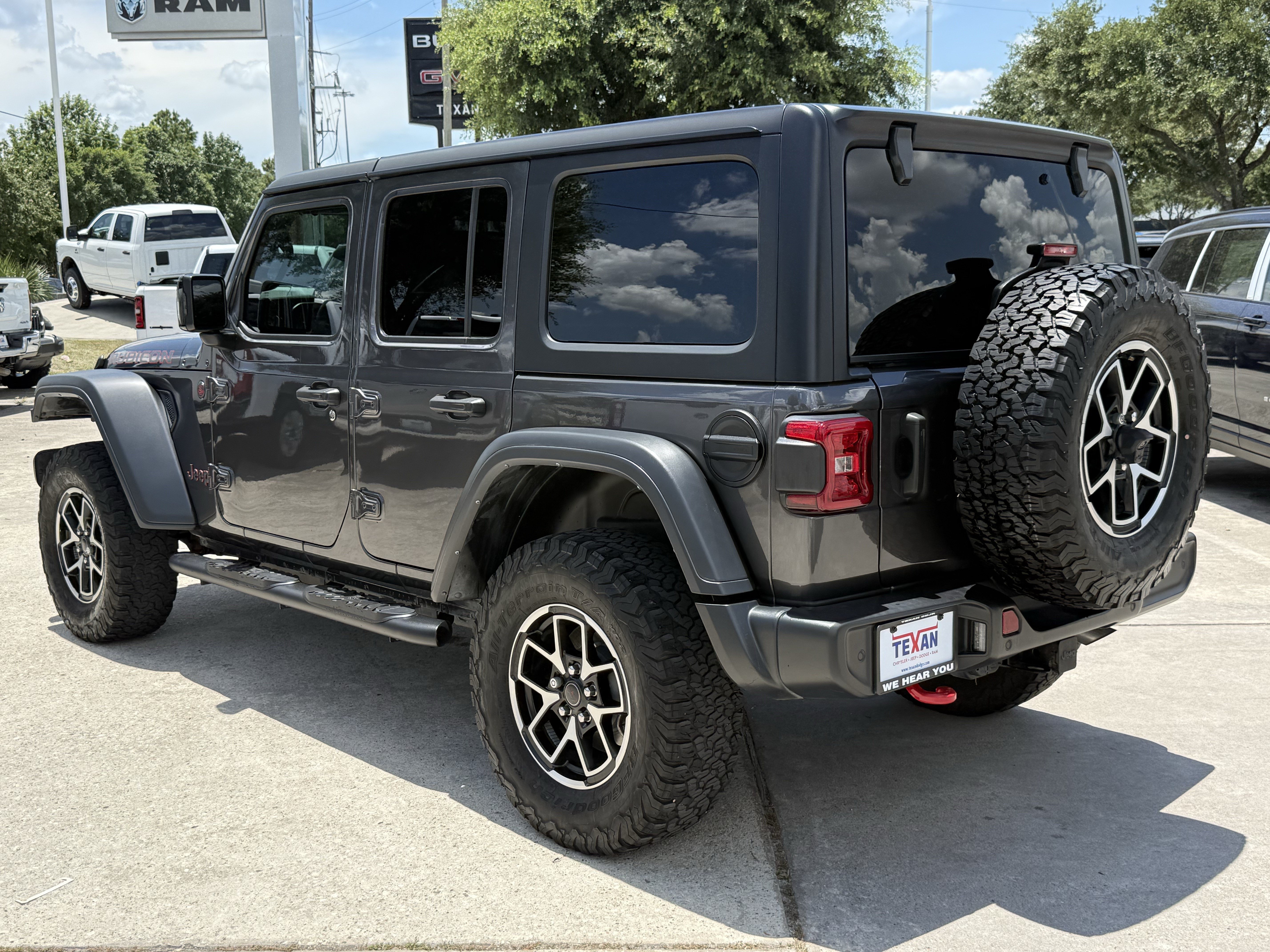 Used 2024 Granite Crystal Metallic Clearcoat Jeep Rubicon image 6