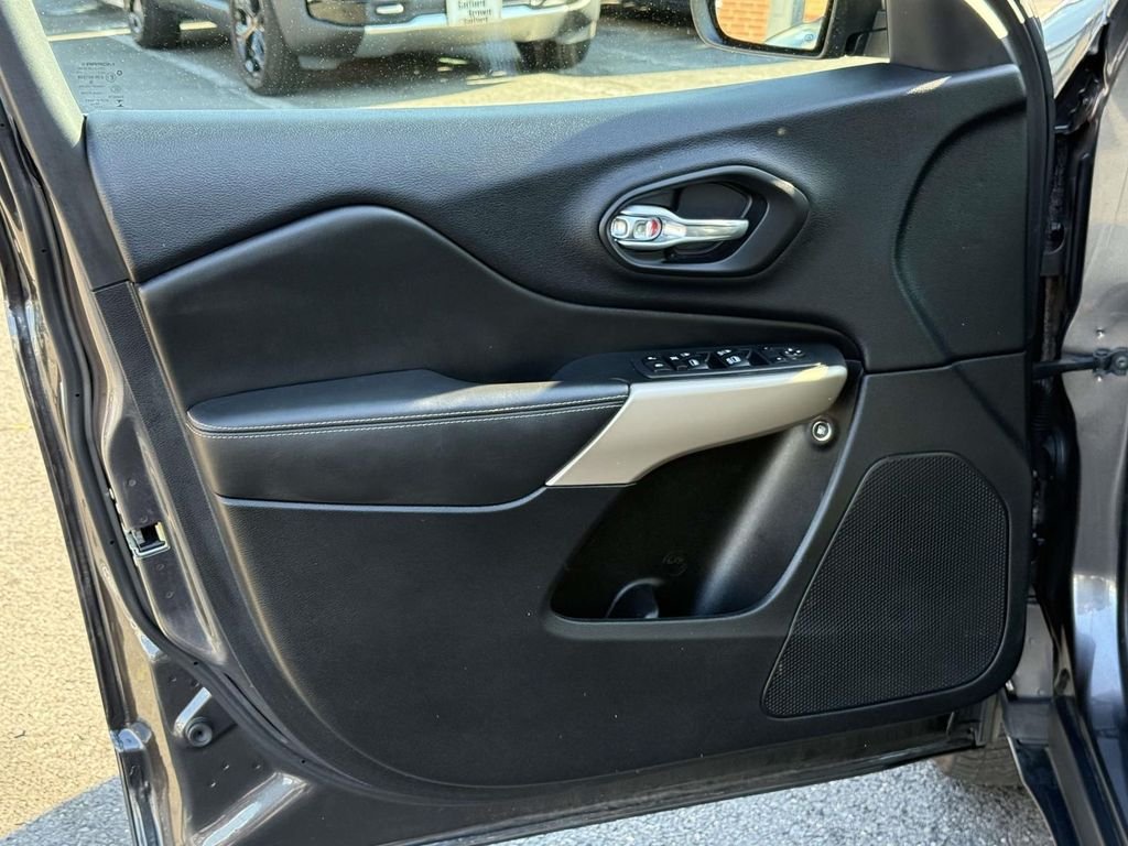 Used 2018 Crystal Metallic Jeep Limited image 28