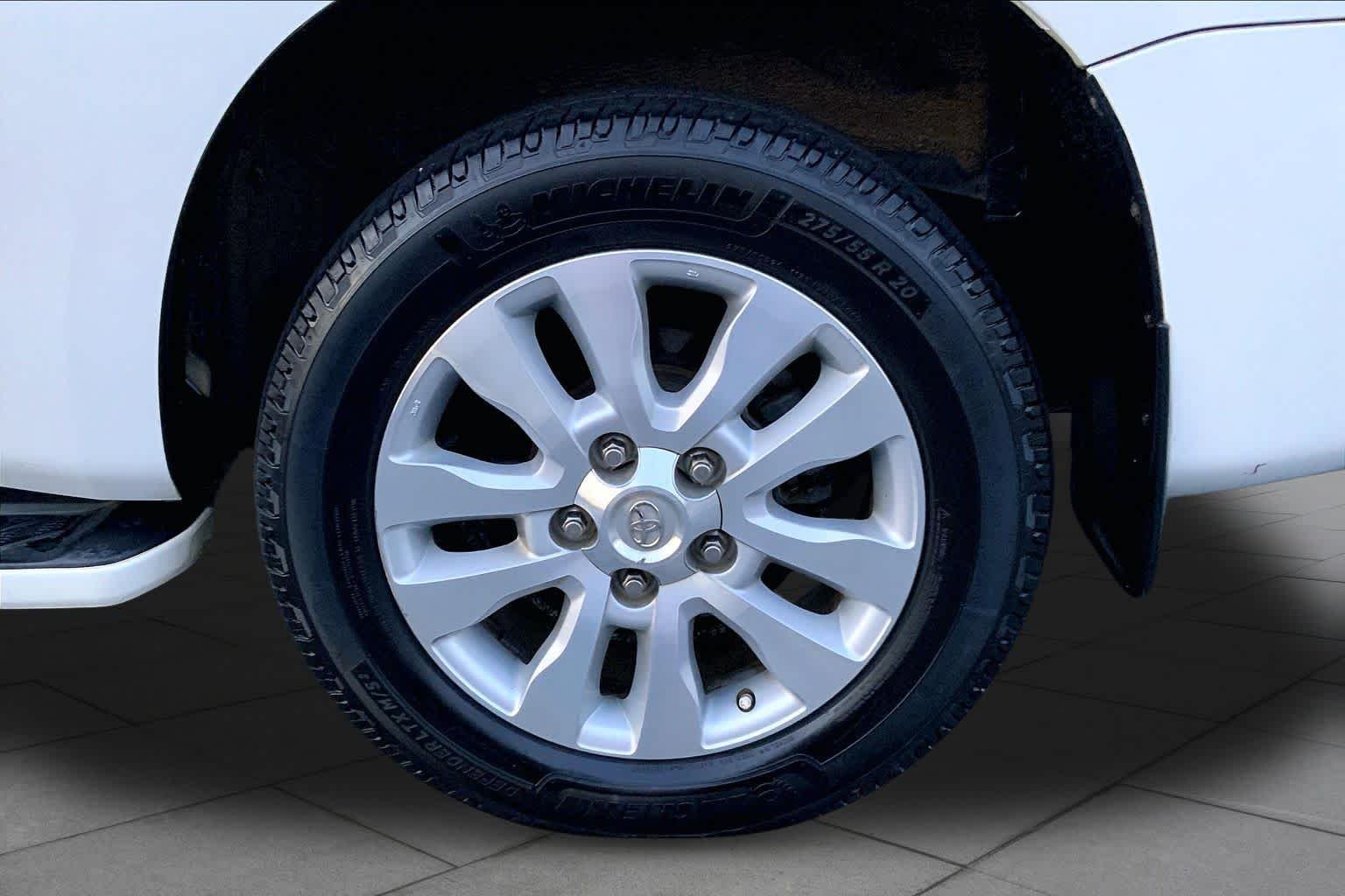 Used 2018 Blizzard Pearl Toyota Platinum image 9