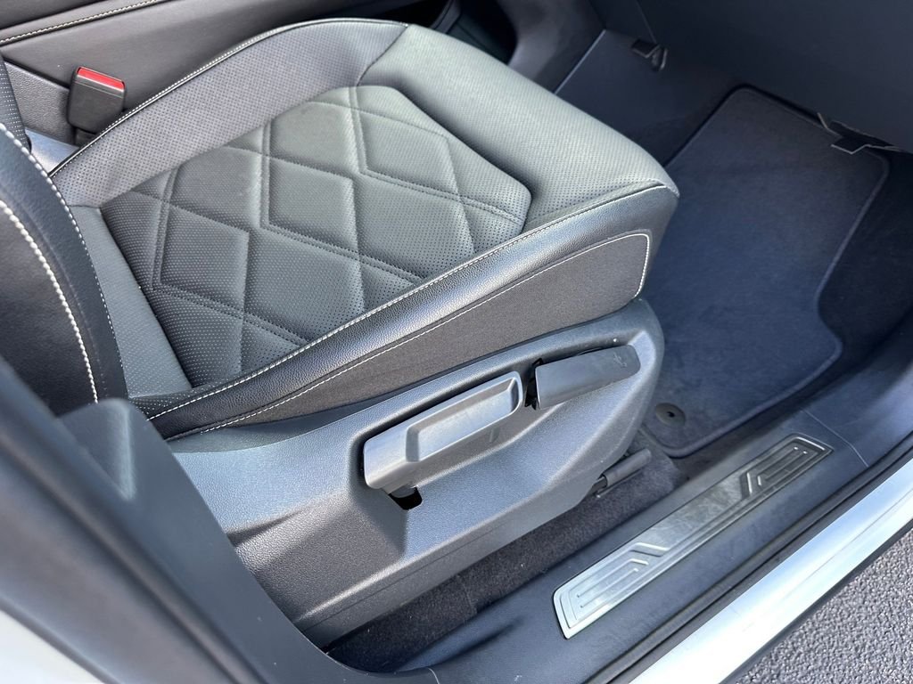 Used 2025  Volkswagen 2.0T SE w/Technology image 31