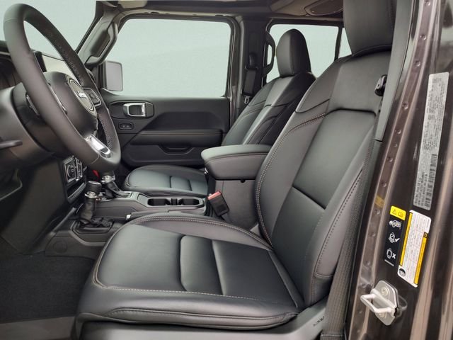 New 2026 Granite Crystal Metallic Clear-Coat Exterior Paint Jeep Sahara image 28