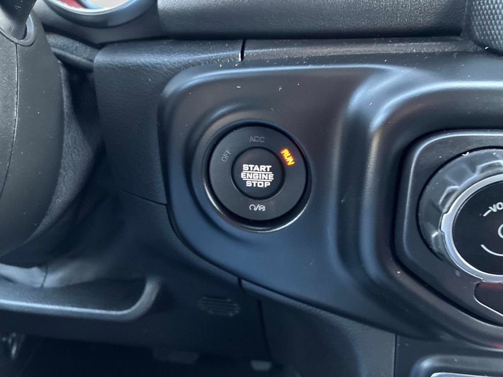 Used 2021  Jeep Overland image 26