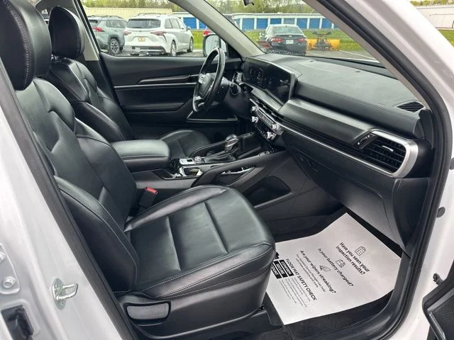 Used 2025 White Kia S image 7