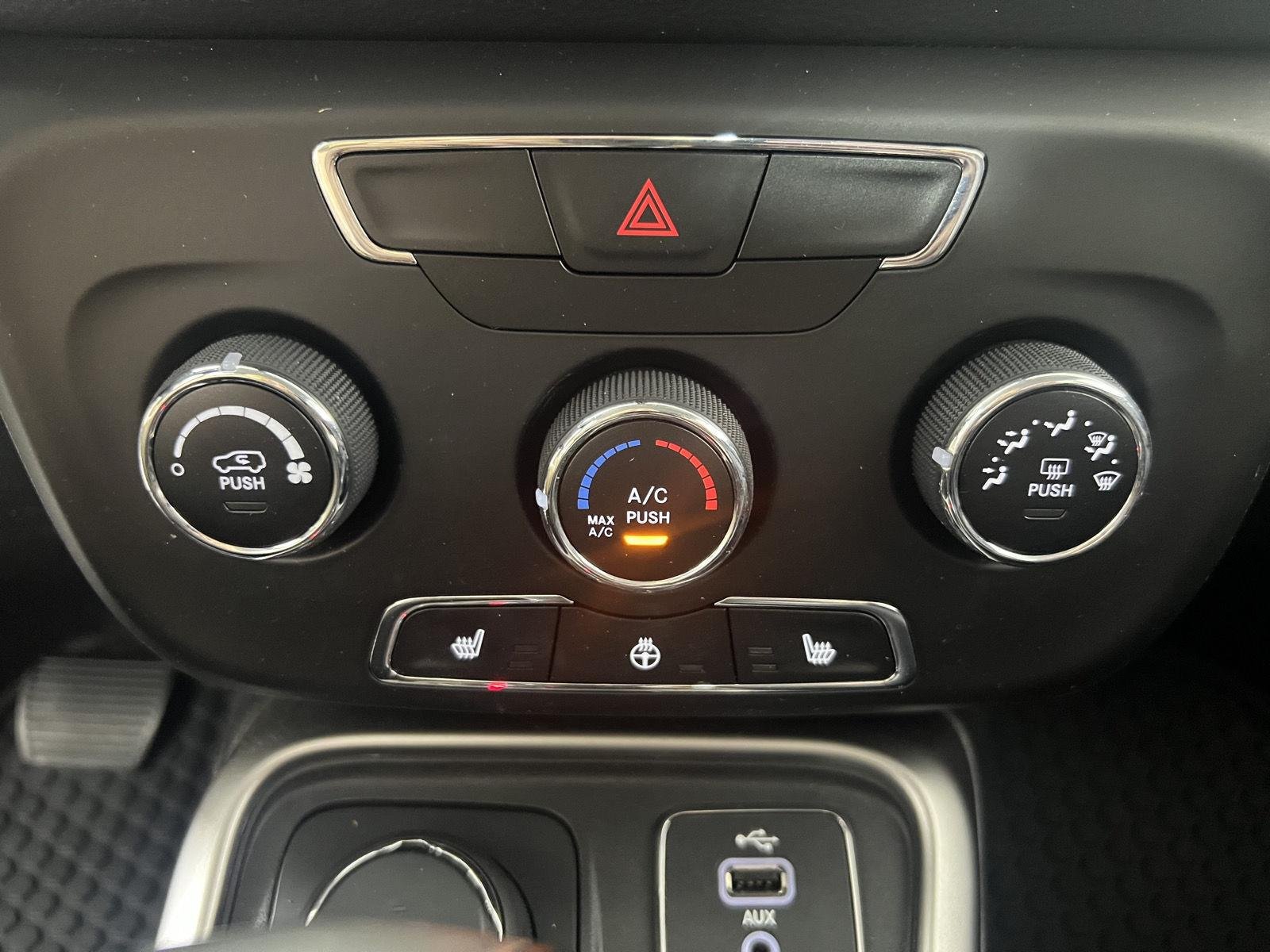 Used 2018 Granite Crystal Metallic Clearcoat Jeep Latitude image 18