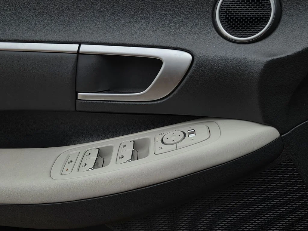 Used 2024 Black Hyundai SEL image 18
