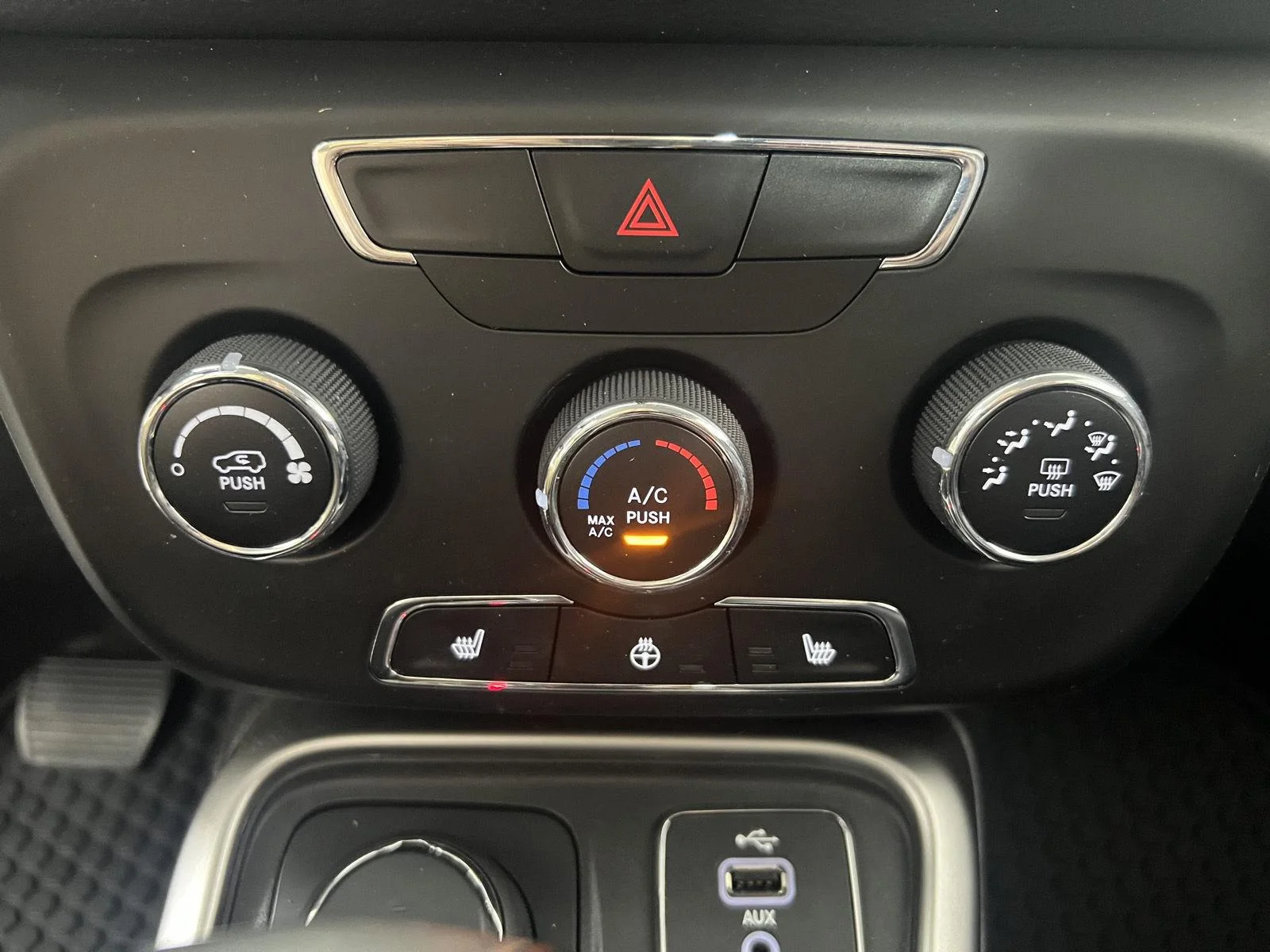 Used 2018 Granite Crystal Metallic Clearcoat Jeep Latitude image 18