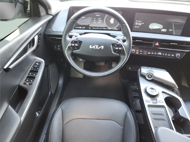 Used 2022 White Kia Wind image 19