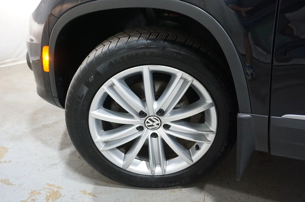 Used 2016 Deep Black Pearl Volkswagen SE image 17