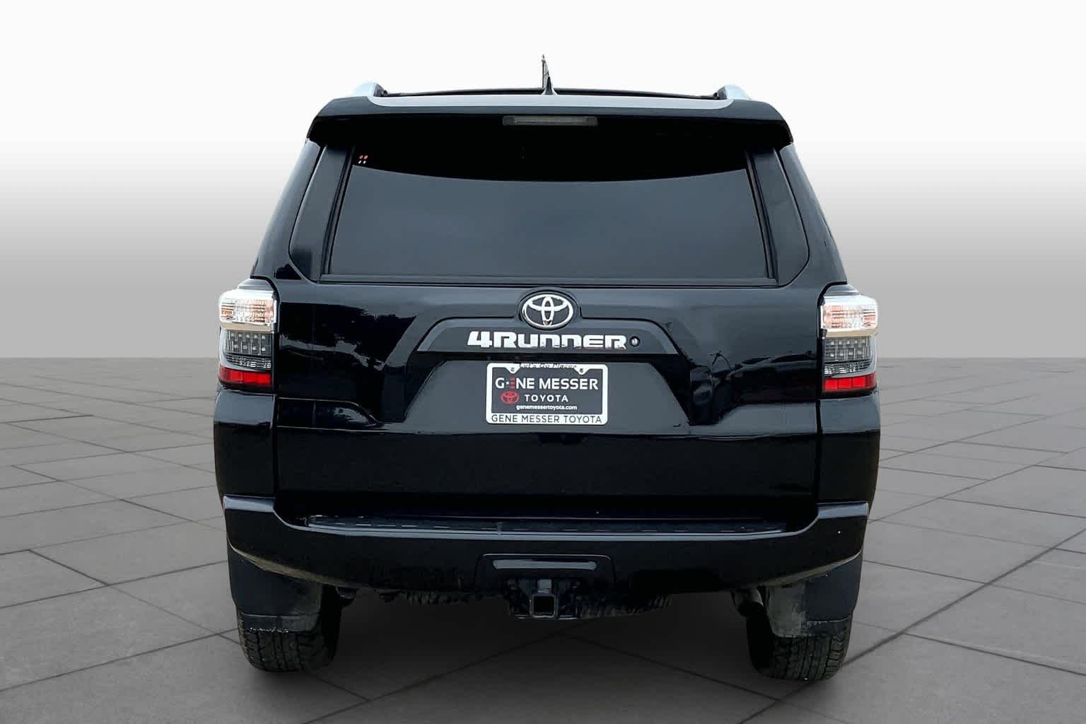 Used 2018 Midnight Black Metallic Toyota SR5 Premium image 4