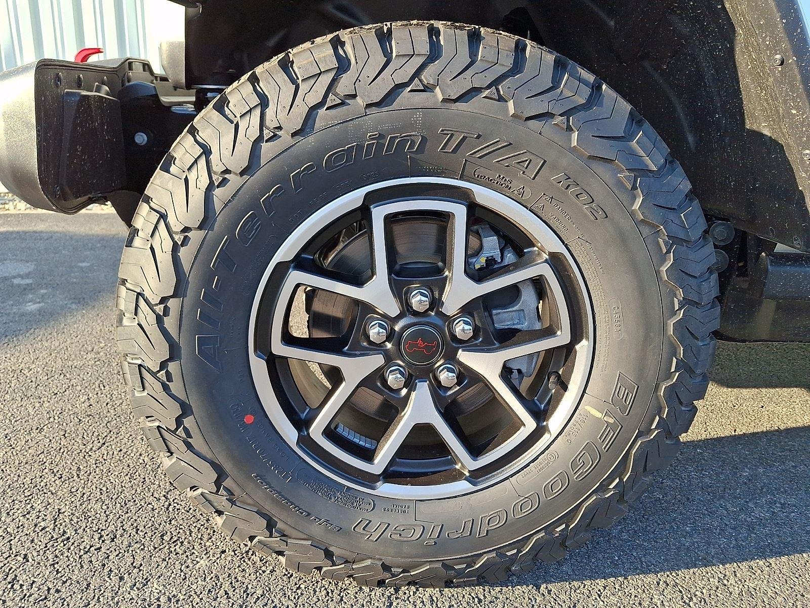 New 2026 Bright White Clear-Coat Exterior Paint Jeep Rubicon image 6