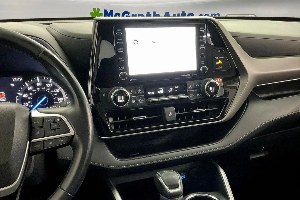 Used 2022 Silver Toyota XLE image 9